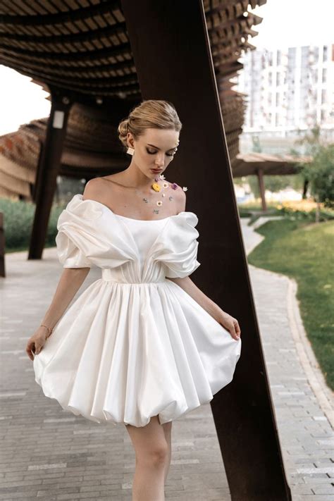 Короткое свадебное платье с открытыми плечами/Short wedding dress with ...