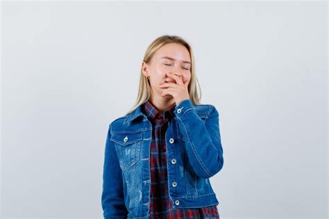 Jeune Femme Blonde Charmante Isolée Photo Gratuite