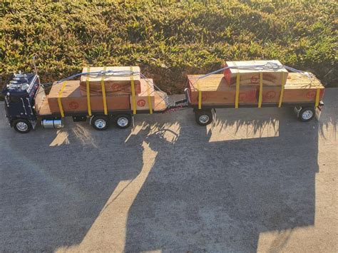 125 Scale Model Freightliner Truck And Trailer