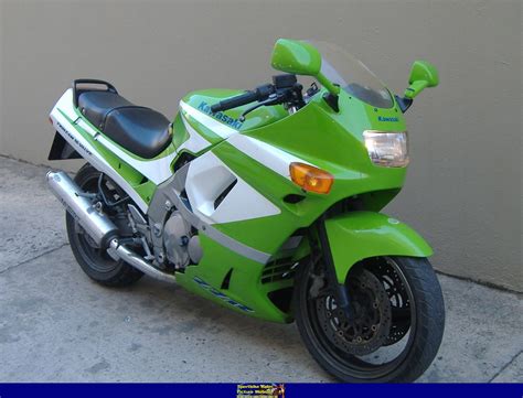 Мотоцикл Kawasaki ZZR 400: разбираем развернуто