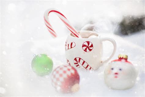 Новогодняя кружка с новогодними игрушками стоит на снегу · бесплатная ...