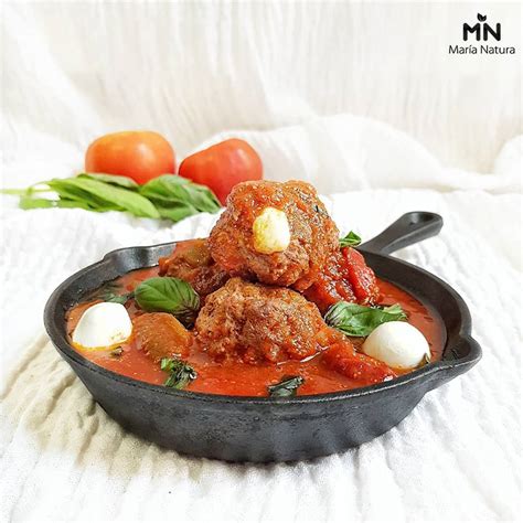 Receta de Albóndigas con tomate rellenas de mozzarella