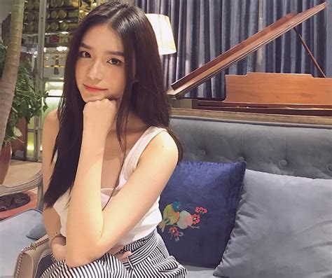 Hot girl Sài Gòn tên lạ sở hữu dàn siêu xe khủng gây xôn xao