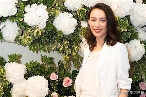 梁洛施母亲才是明白人，为女儿照顾三个孩子，助她夺李家千亿资产梁洛施李泽楷母亲新浪新闻