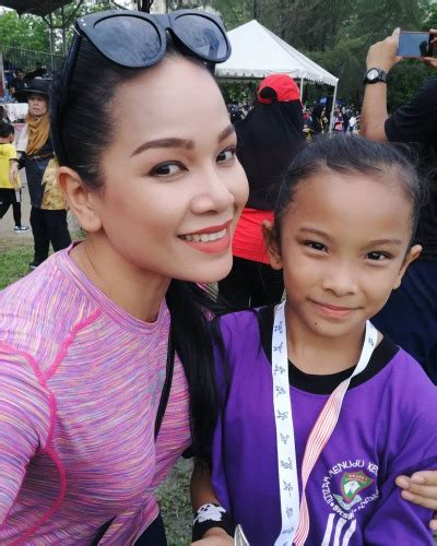 Milf Bertudung Tumblr Tumbex