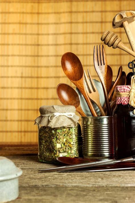 Ferramentas Da Cozinha Na Tabela Utensílios Para Cozinheiros Chefe