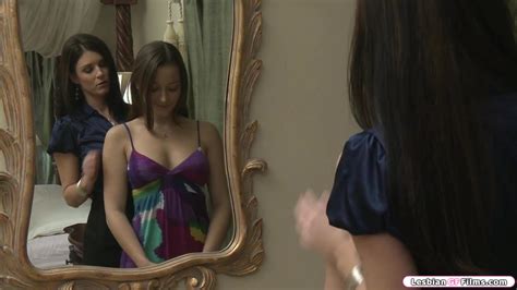 MILF caliente lame el coño de tímida nena PornoReino