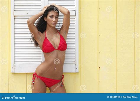 Roter Bikini Auf Einer Gelben Feldhalle Stockfoto Bild Von Vorstand