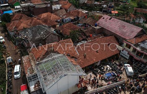 BENCANA ANGIN PUTING BELIUNG DI KABUPATEN BANDUNG ANTARA Foto