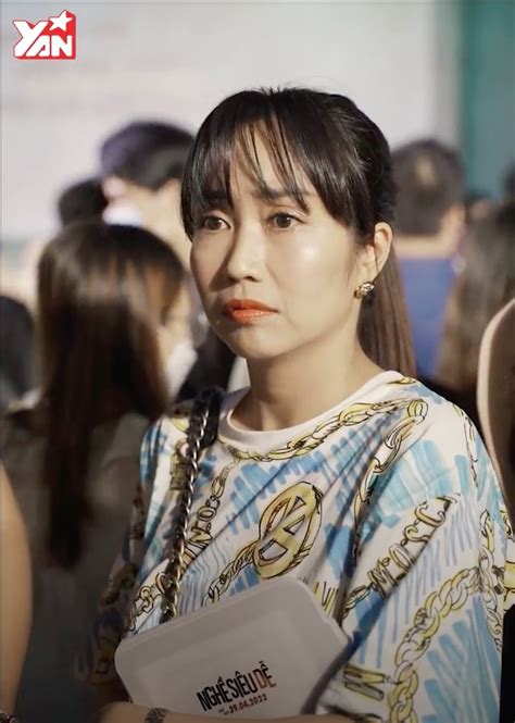 Sự cố thảm đỏ Vbiz Hari Won bị hot girl mạng tranh vị trí