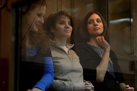 Les Deux Pussy Riot En Route Vers Des Camps Difficiles Et Loign S De Moscou