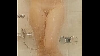 se acaricia en el baño XVIDEOS