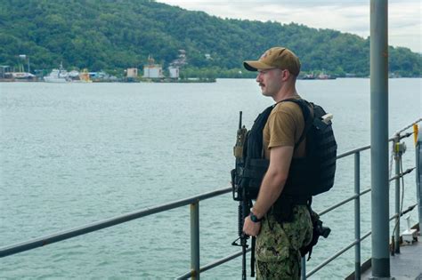 Us Navy Submarine Tender Uss Frank Cable As Visits Sepanggar Naval