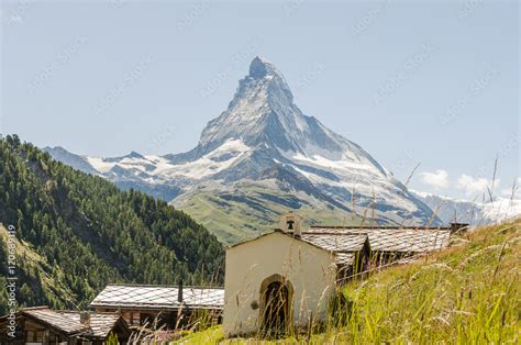 Zermatt Bergdorf Dorf Findeln Alpen Schweizer Berge Kapelle