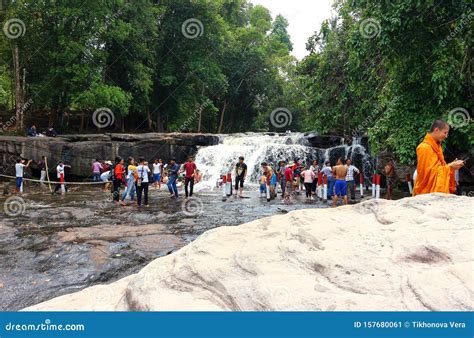 Cascada En El Parque Nacional Phnom Kulen Foto Editorial Imagen De