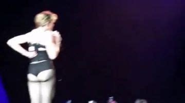Celebrity Strips Naked On Stage PORNDROIDS