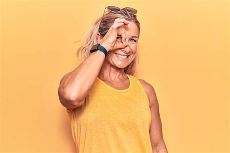 Femme Blonde Caucasienne D Ge Moyen Portant Des V Tements D T D Contract S Et Des Lunettes De