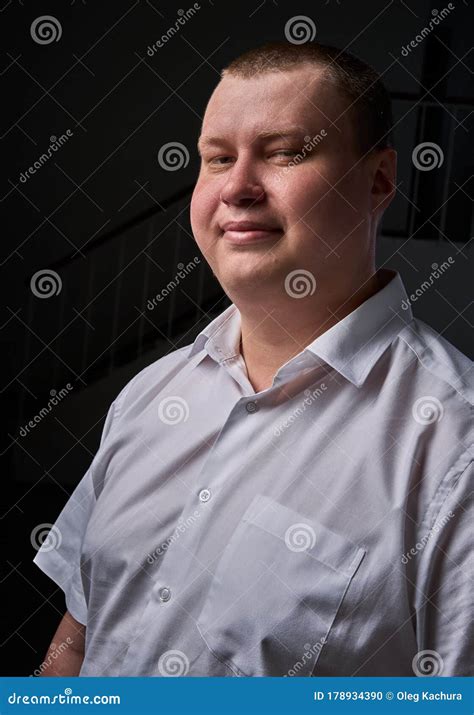 Le Portrait De Gros Plan D Un Homme D Affaires Bel Gay Heureux De Jeune Homme Se Tient Dans Le