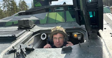 Прем'єр Швеції "обкатав" БМП CV 90, які обіцяли передати українським ...