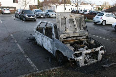 Deux Voitures Prennent Feu Sur Le Parking Dun Foyer Logement La Suze