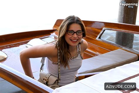 Nicole Wallace Sexy Spotted Flashing Her Hot Nipples In Venice Aznude