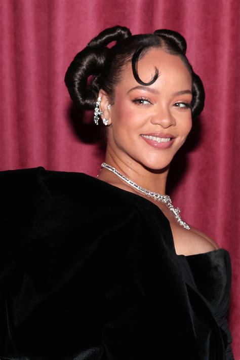 Rihanna apparaît métamorphosée en blonde Vogue France