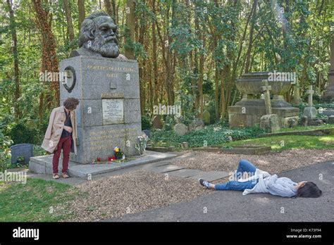 Karl Marx Tomb Highgate Cemetery Stock Photo Alamy