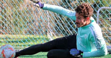 Goleiro Espanhol Beija Namorado E Se Declara Gay Ap S T Tulo Em Campo