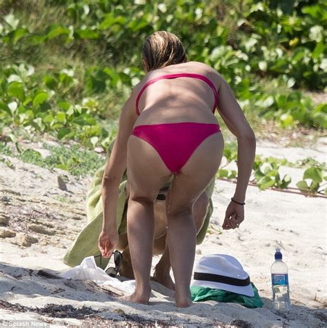 Cameron Diaz Displays Her Toned Bikini Body On A Ch Caribbean Beach Vacation Daily Mail Online