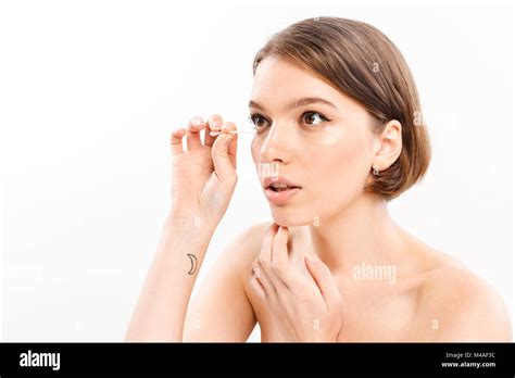 Portrait De Beaut D Une Belle Femme Torse Nu Avec Les Cheveux Court Brunette D Pose Un Miroir