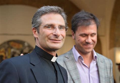 Suspenden al sacerdote que se declaró gay