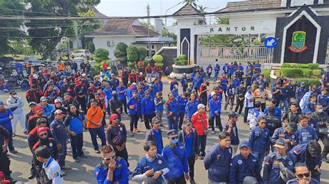 Aliansi Buruh Karawang Turun Jalan CEMWU