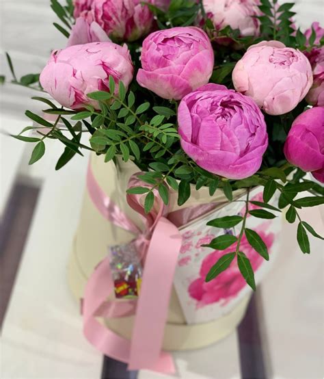 Композиция 11 розовых пионов Сара Бернард и Флеминг в коробке ...