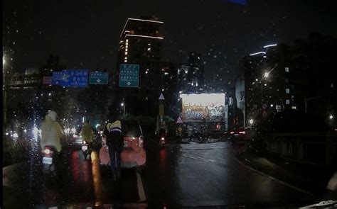 大雨中推拋錨車｜永和暖警尖峰時段助民解圍