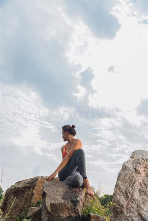 Mujer Oscuro Cabelluda De La Yoga Que Realiza Los Ejercicios Para Los