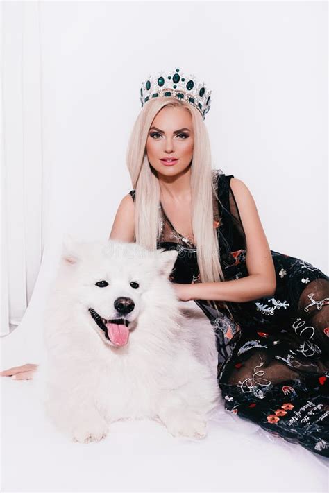 Portrait De Belle Femme Blonde Dans La Couronne Avec Image Stock