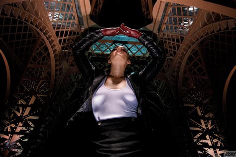 Gorgeous Babe Wearing Red Leather Gloves Photos