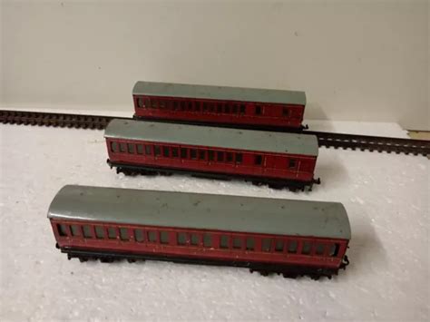 Oo Gauge Model Railways Vintage Tinplate Surburban Coaches By Hornby