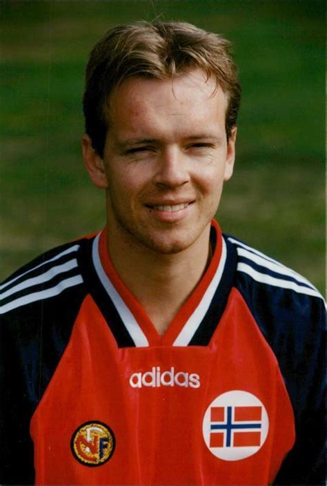 Henning Berg of Norway in 1994. | A team, The help