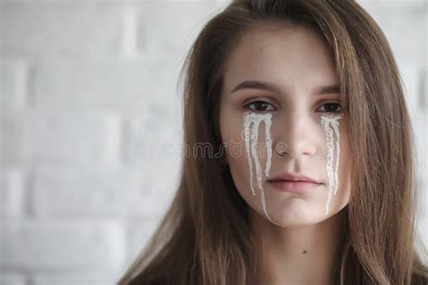 Belle Fille Avec Des Larmes Dans Ses Yeux Jeune Fille Avec T Peint