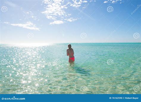 Bella Ragazza Del Bikini In Oceano Tropicale Fotografia Stock Immagine Di Femmina Spiaggia