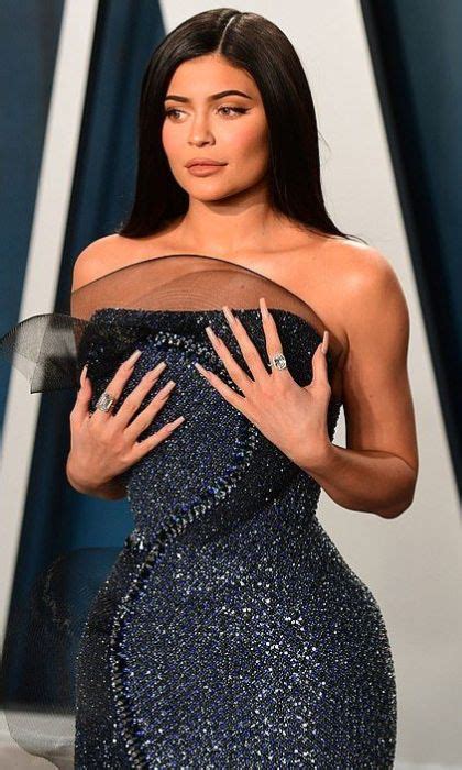 Kylie Jenner conquista París con un espectacular vestido de