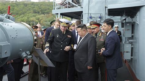 Под "Прощание Славянки" и с почётным караулом: Ким Чен Ына проводили в ...