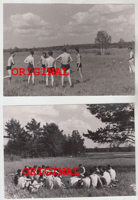 FOTO WK Jüngling halb nackt Nude Gay kurze Hose Sport Sporthose