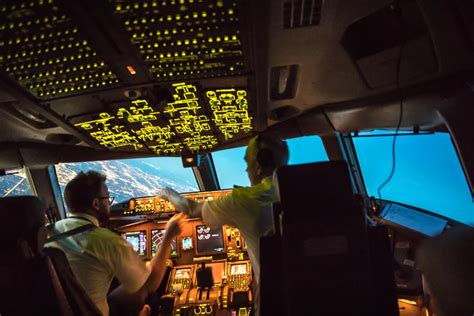 how to become a first officer pilot