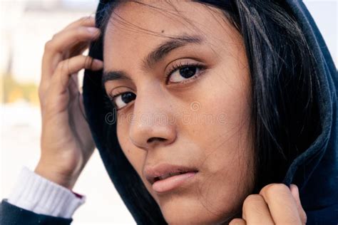 Retrato De Primer Plano Extremo De Una Joven Latina Sonriendo Foto De Archivo Imagen De Hembra