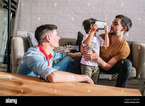 Couple gay et leurs enfants jouant à des jeux vidéo avec des lunettes VR Photo Stock Alamy