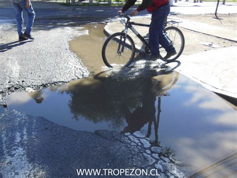 Asfalto en mal estado molesta a peatones y conductores de vehículo en