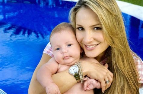 Claudia Leitte Sexy In Bikini Pictures Popular Worlds
