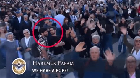 Quel Bacio Gay In Piazza San Pietro Durante Lelezione Di Papa Leone Xiv Juan E Bruno Eravamo